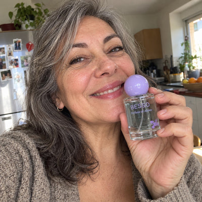 Mujer con spray bucal BESSO en su cocina