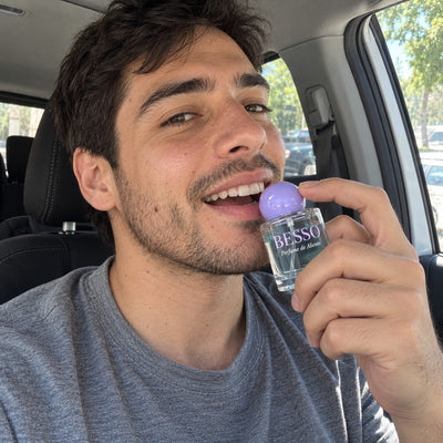 Hombre aplicando perfume de aliento BESSO en el auto