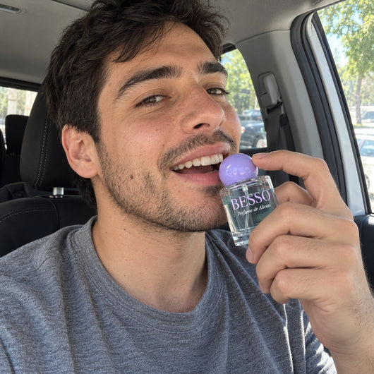 Hombre aplicando perfume de aliento BESSO en el auto