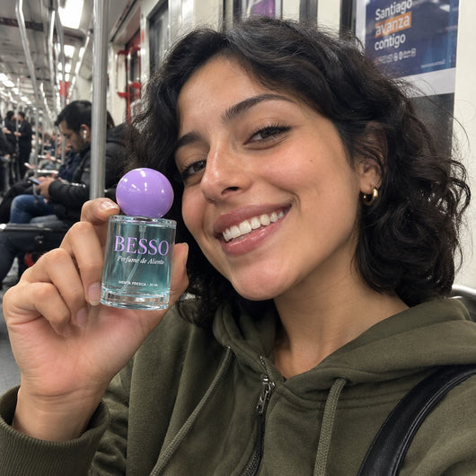 Mujer usando spray para el aliento BESSO en el metro de Santiago