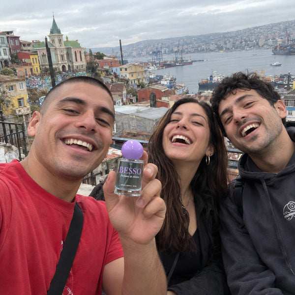 Amigos con perfume de aliento BESSO en Valparaíso