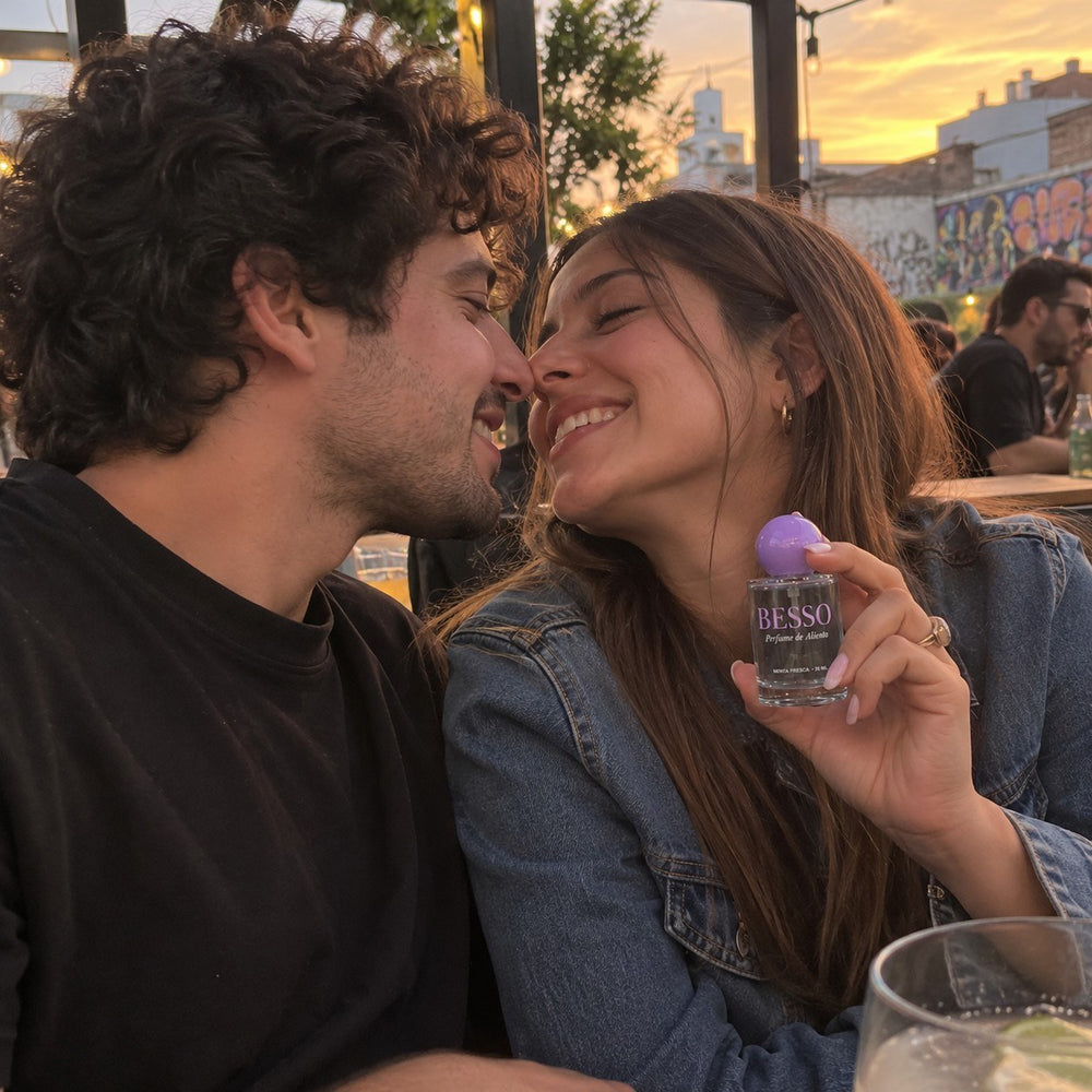 Pareja hablando de cerca